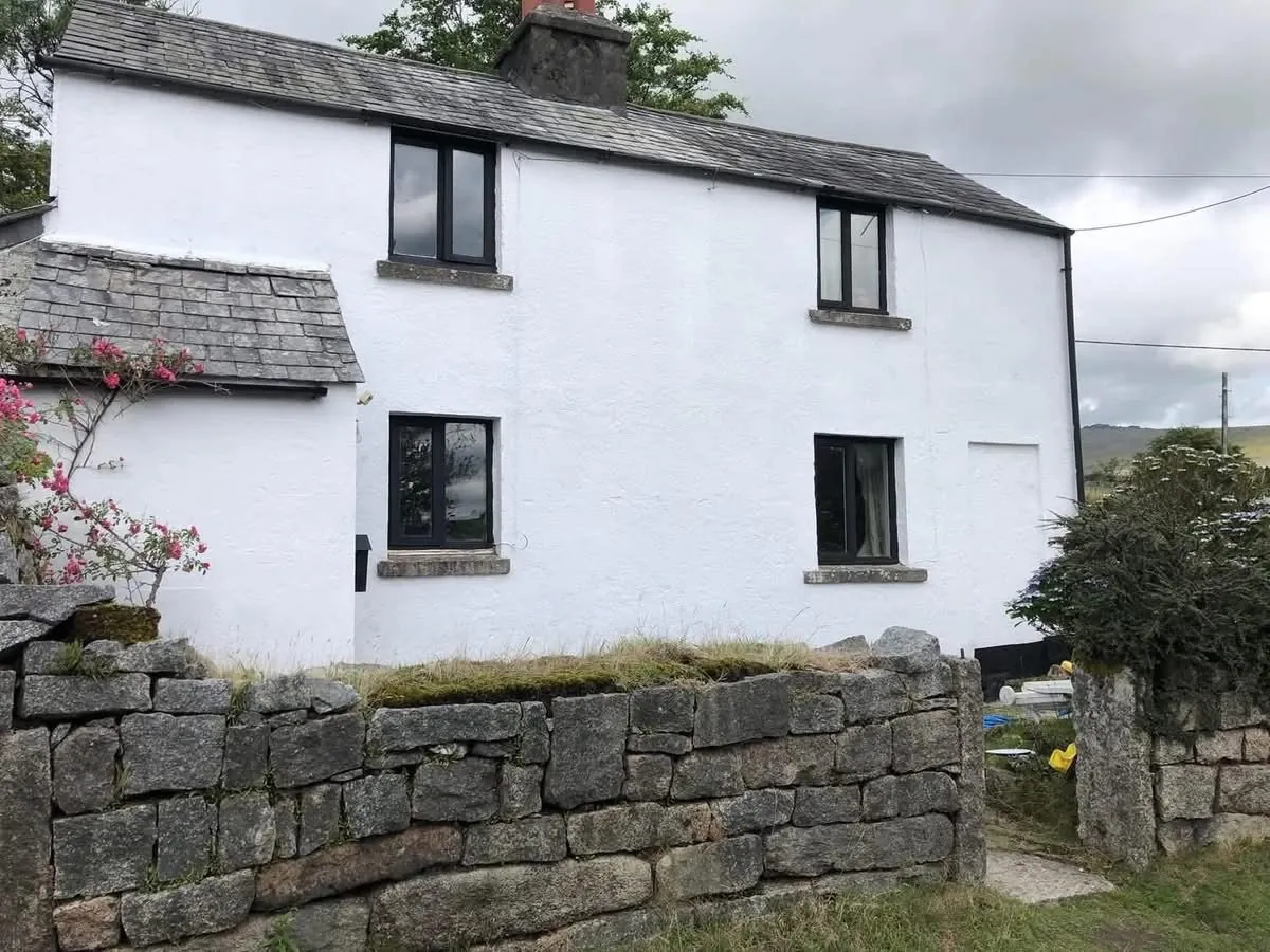 Render repair and exterior repaint of a cottage in Helston